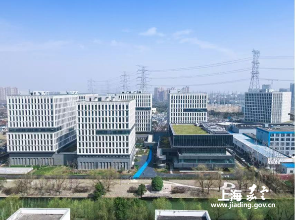嘉定区数据局牵头打造国内首个以汽车软件为特色的国家级重点万兆园区，巩固嘉定汽车“新四化”领先优势